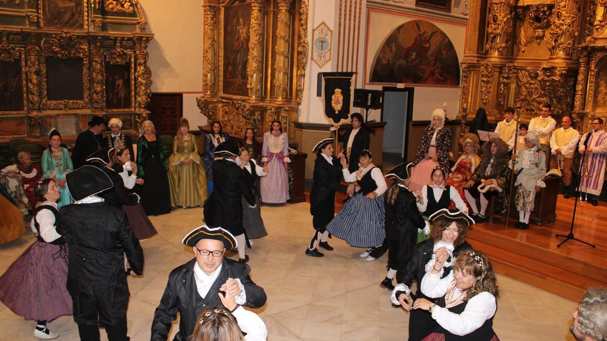 Un momento del baile ofrecido por los dantzaris de Tambarria a los reyes.