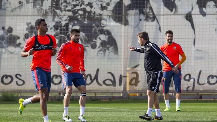 El Valencia despide a Neville y nombra entrenador a Pako Ayestarán