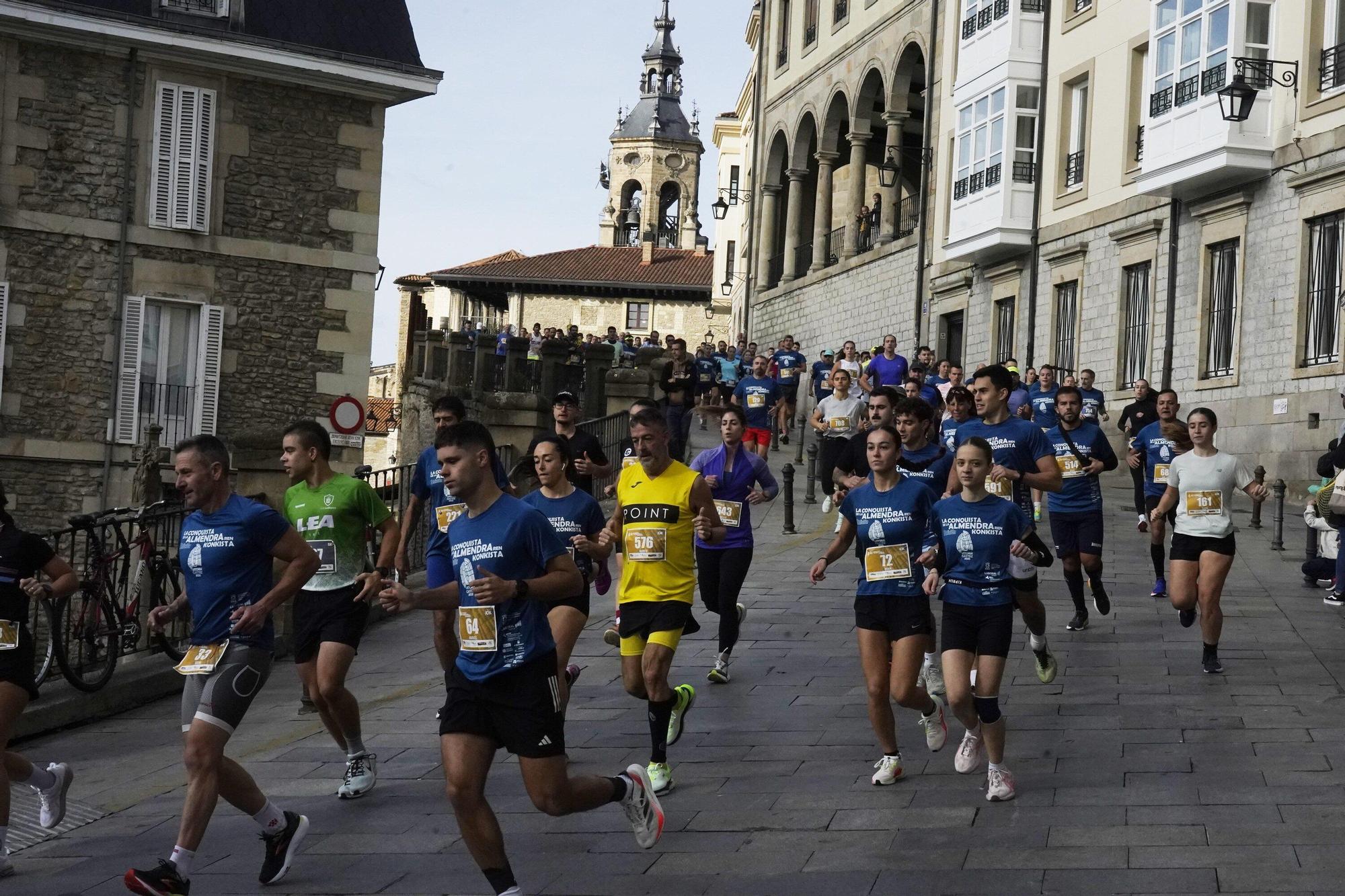 En imágenes: Miles de personas conquistan la Almendra de Gasteiz