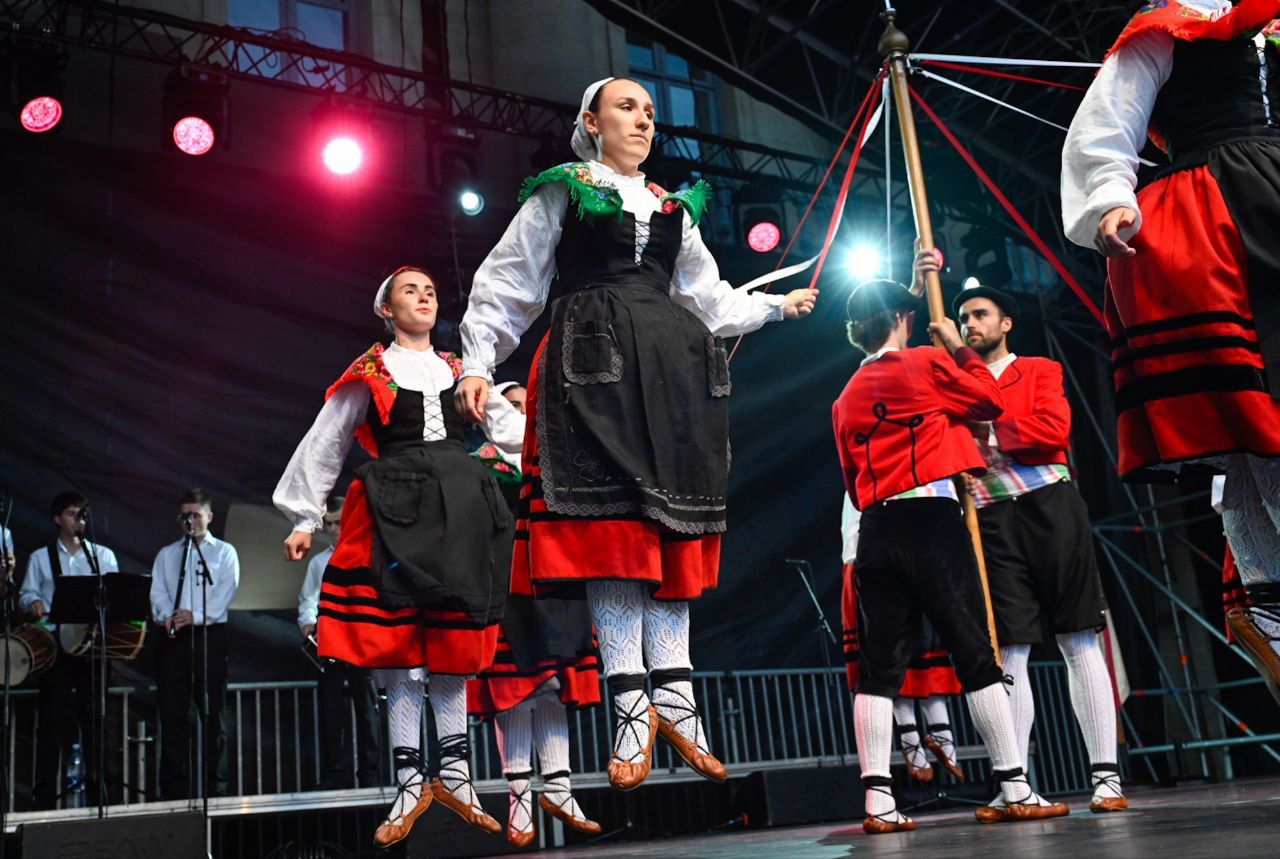 [Fotos] Donostia baila con Goizaldi Dantza Taldea