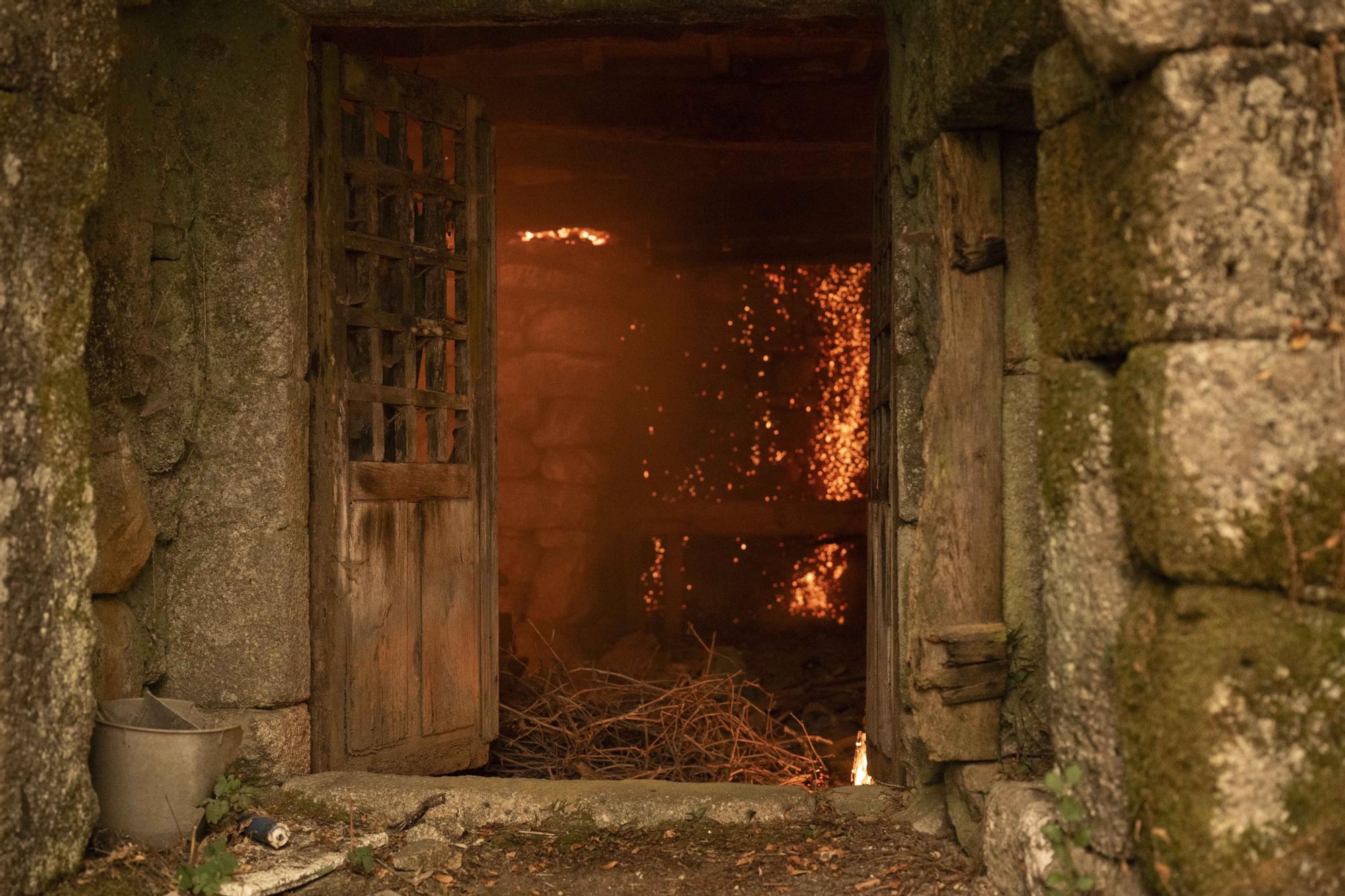 Los incendios no dan tregua en Ourense: los vecinos trabajan en labores de extinción del fuego de Carballeda de Avia