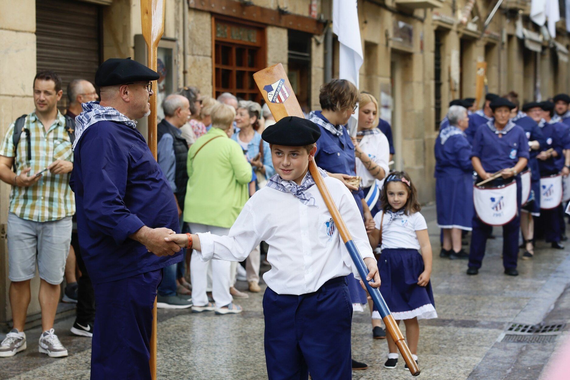 La tamborrada de San Ignacio de la sociedad Amaikak Bat desfila por la Parte Vieja
