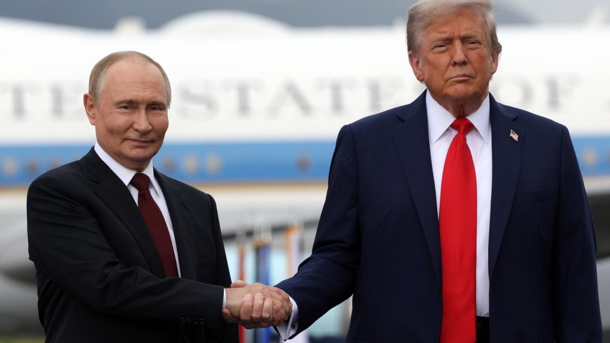 El presidente estadounidense, Trump, y el presidente ruso, Putin, se reúnen en Alaska.