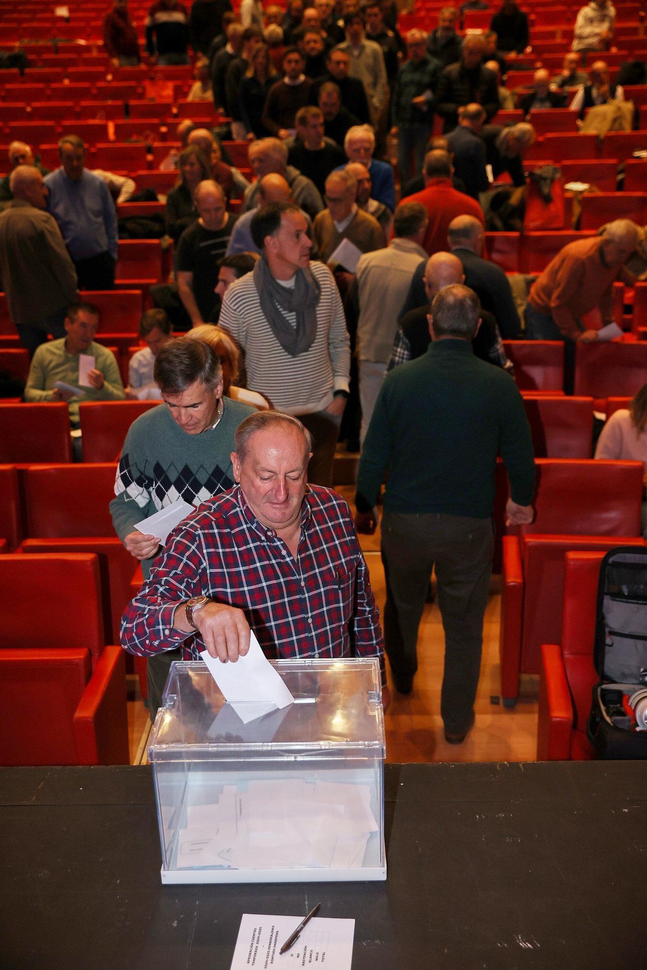 Fotos de la Asamblea de socios de Osasuna en Baluarte