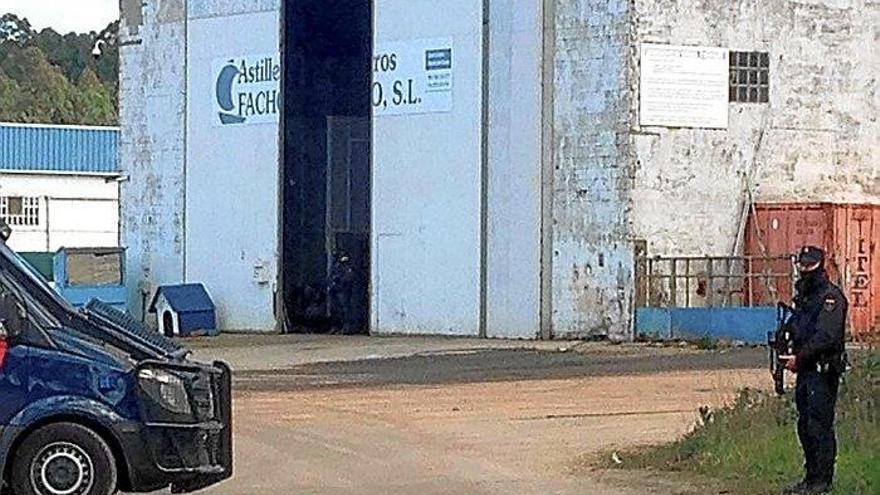 Un agente policial custodia uno de los astilleros registrados ayer en Cambados.
