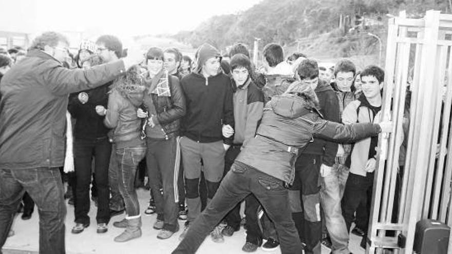 Los fuerzas de seguridad cerraron la verja de acceso al centro escolar con los alumnos fuera.