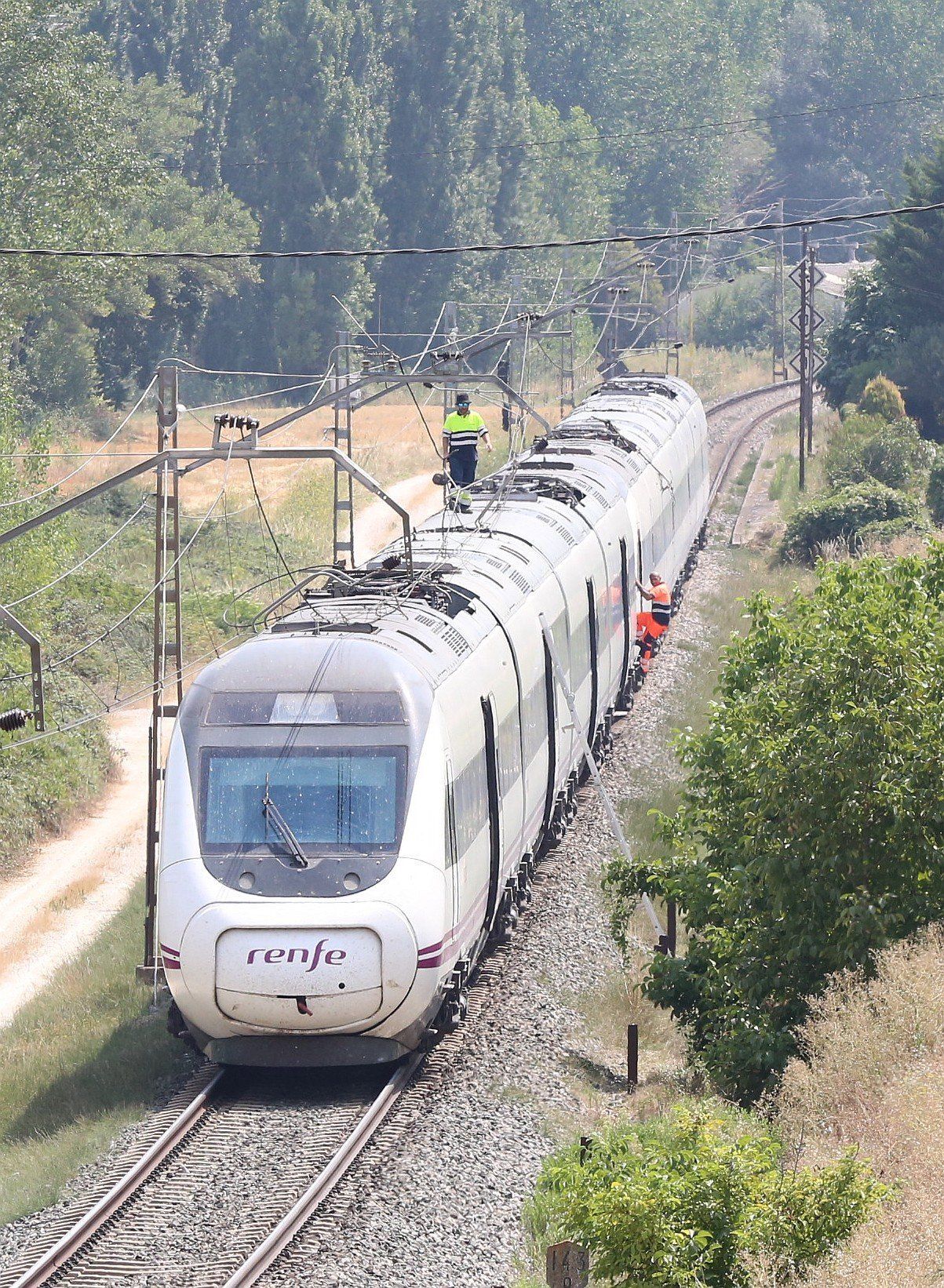 Los 180 viajeros del tren averiado, evacuados a Olite desde las piscinas de Pueyo