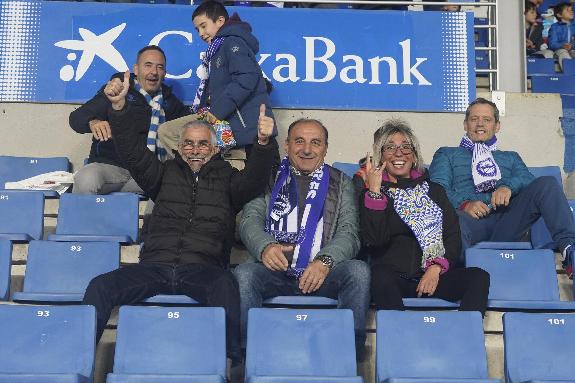 En imágenes: La afición del Alavés arropa al equipo en el duelo contra el Valladolid