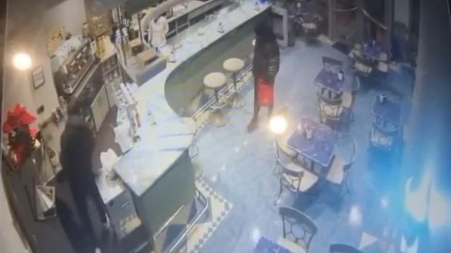Dos encapuchados roban en pleno centro de Irun en una cafetería