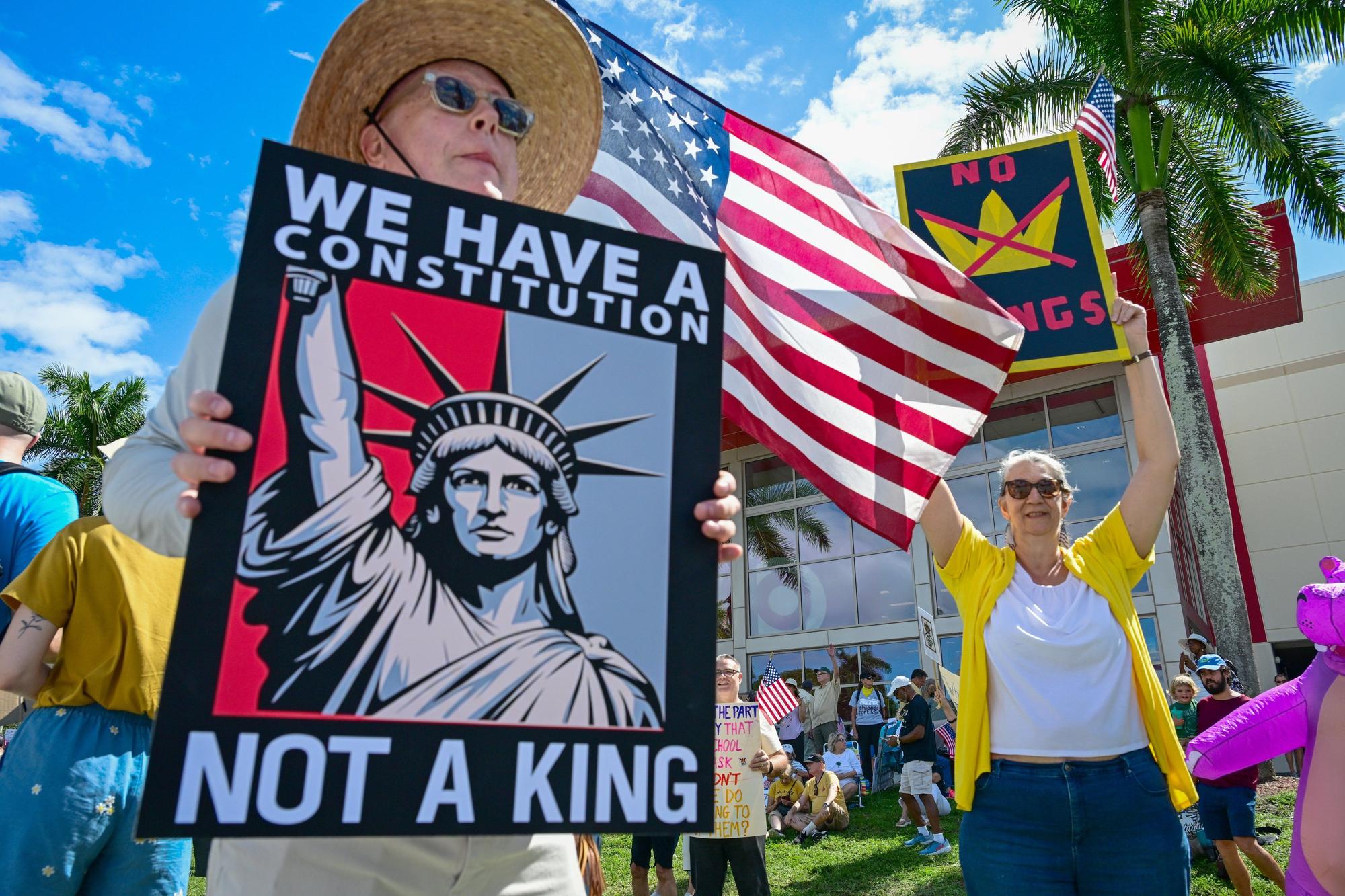 Miles de estadounidenses protestan contra Trump: "No queremos reyes"