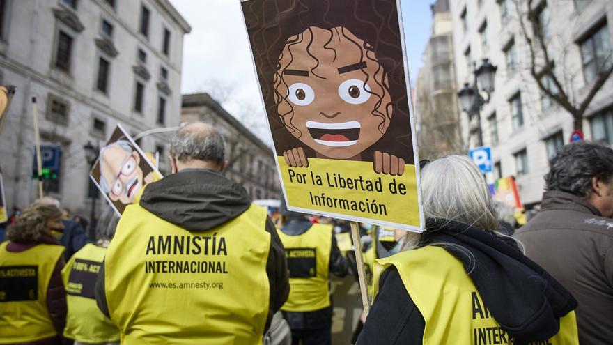 Multas por disfrazarse de policía: la 'mordaza' de Rajoy crece en Navarra y sube un 70% desde 2022