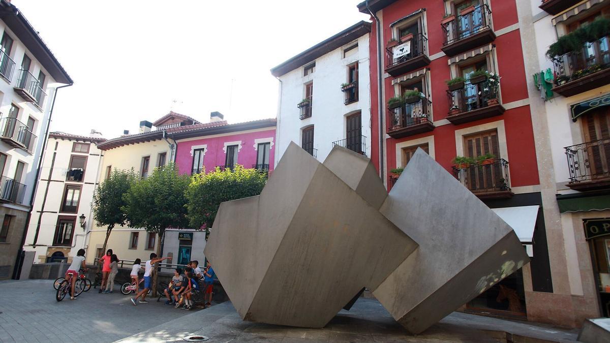 Escultura de Oteiza realizada en homenaje a Nikolas Lekuona, Jose Sarriegi y Yoyes en Ordizia