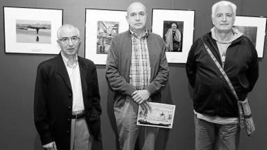 Jesús Domínguez, Roberto Zaldibar y Juan Ramón Llavori posan delante de las fotos premiadas.