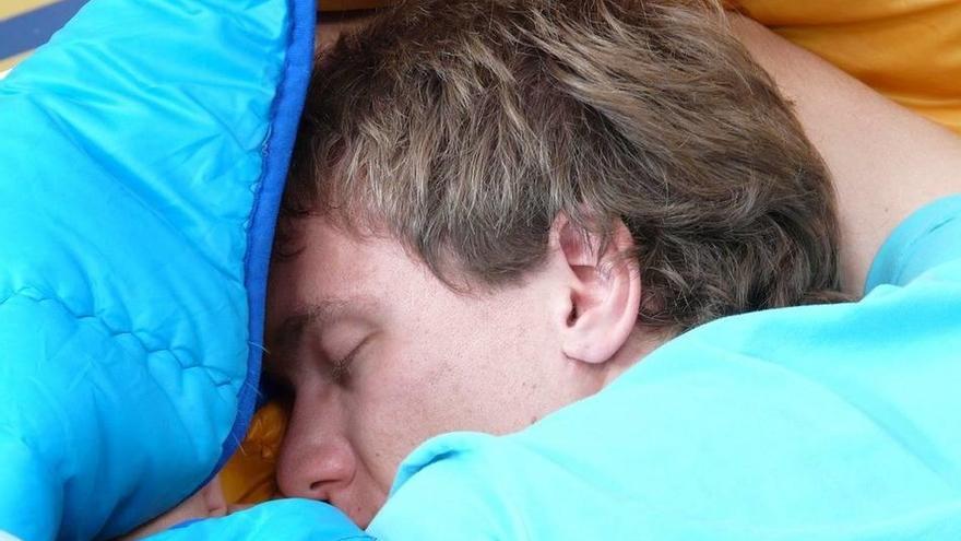 Una persona duerme plácidamente.