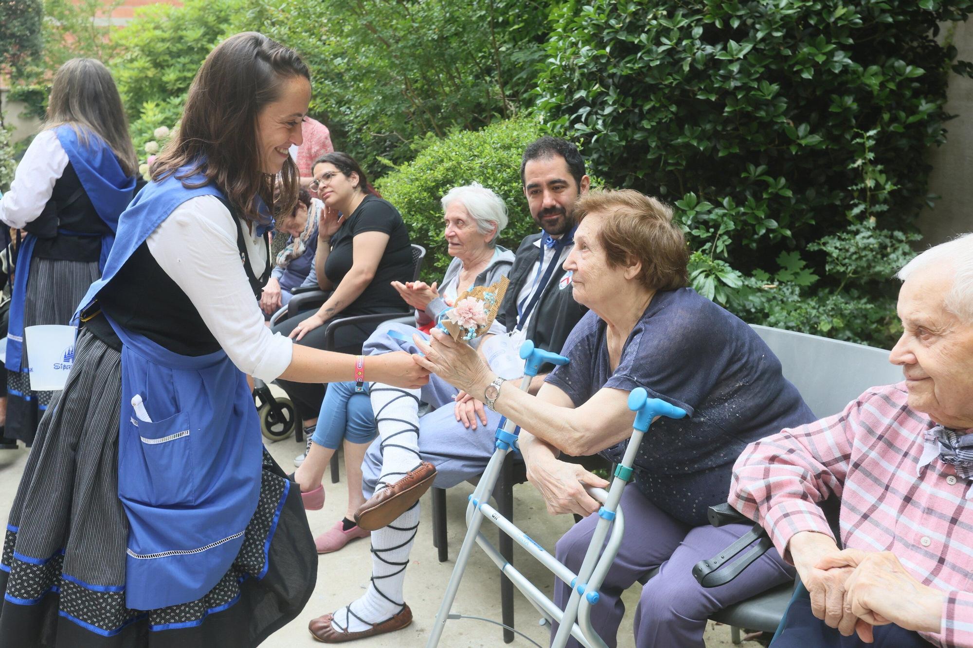 En imágenes: Siberiarrak lleva la fiesta a la residencia de ancianos Albertia Campos