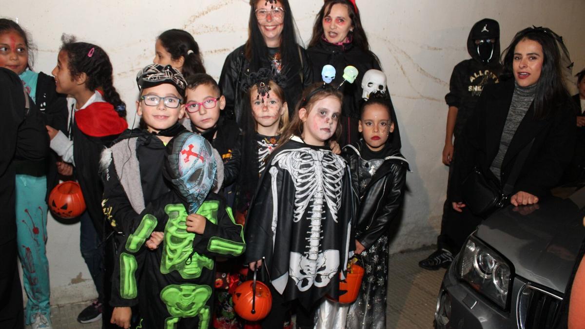 Niños y adultos esperando para entrar en el túnel del terror.