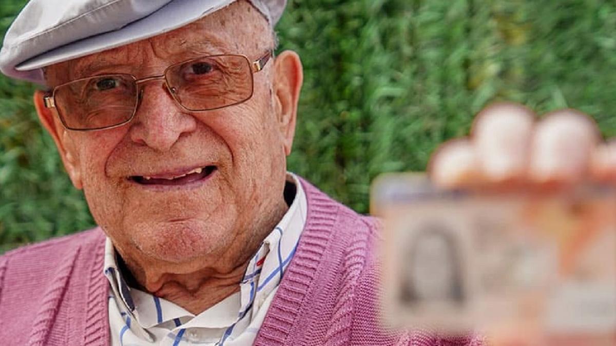 Un hombre muestra su DNI