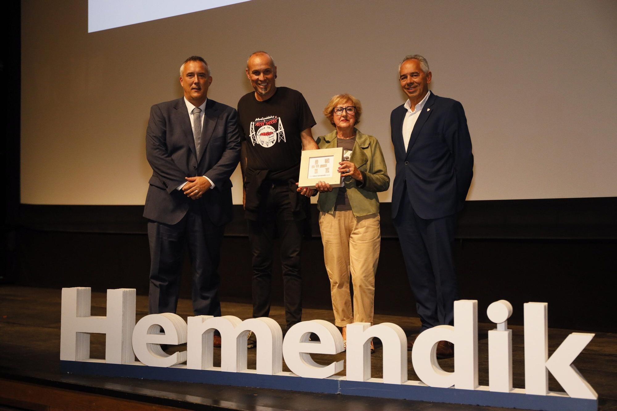 El alcalde de Abanto-Zierbena, Iñaki Urrutia y José Manuel Casal de Viuda de Sainz dieron el premio a Jesús Mediavilla y Paloma Esteban de Meatzaldeko Harrigorria Dantza Taldea.