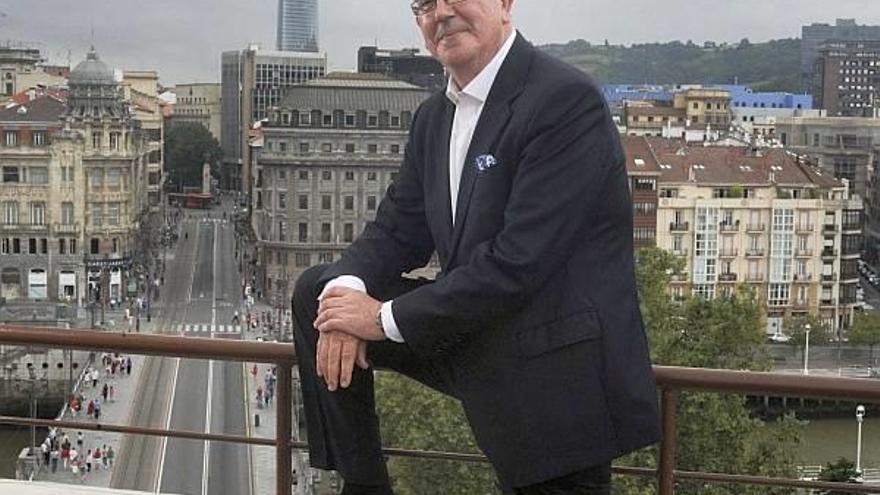 Isidro Elezgaray presume de ciudad desde un balcón privilegiado, cerca del Arenal y del Arriaga, desde donde se lanzará el txupin.