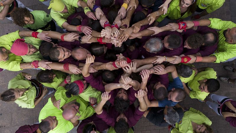 Castellers, gigantes y carrera popular en las Agorreko Santikutzak de Legazpi