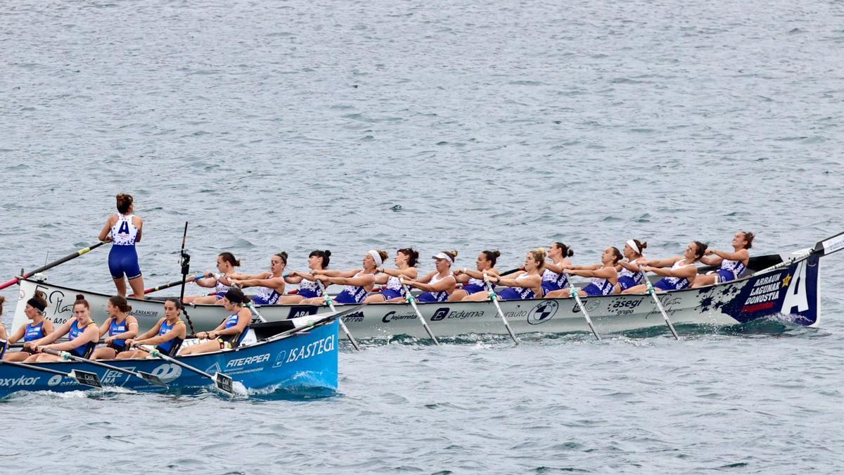 Las traineras de Arraun Lagunak y Tolosaldea