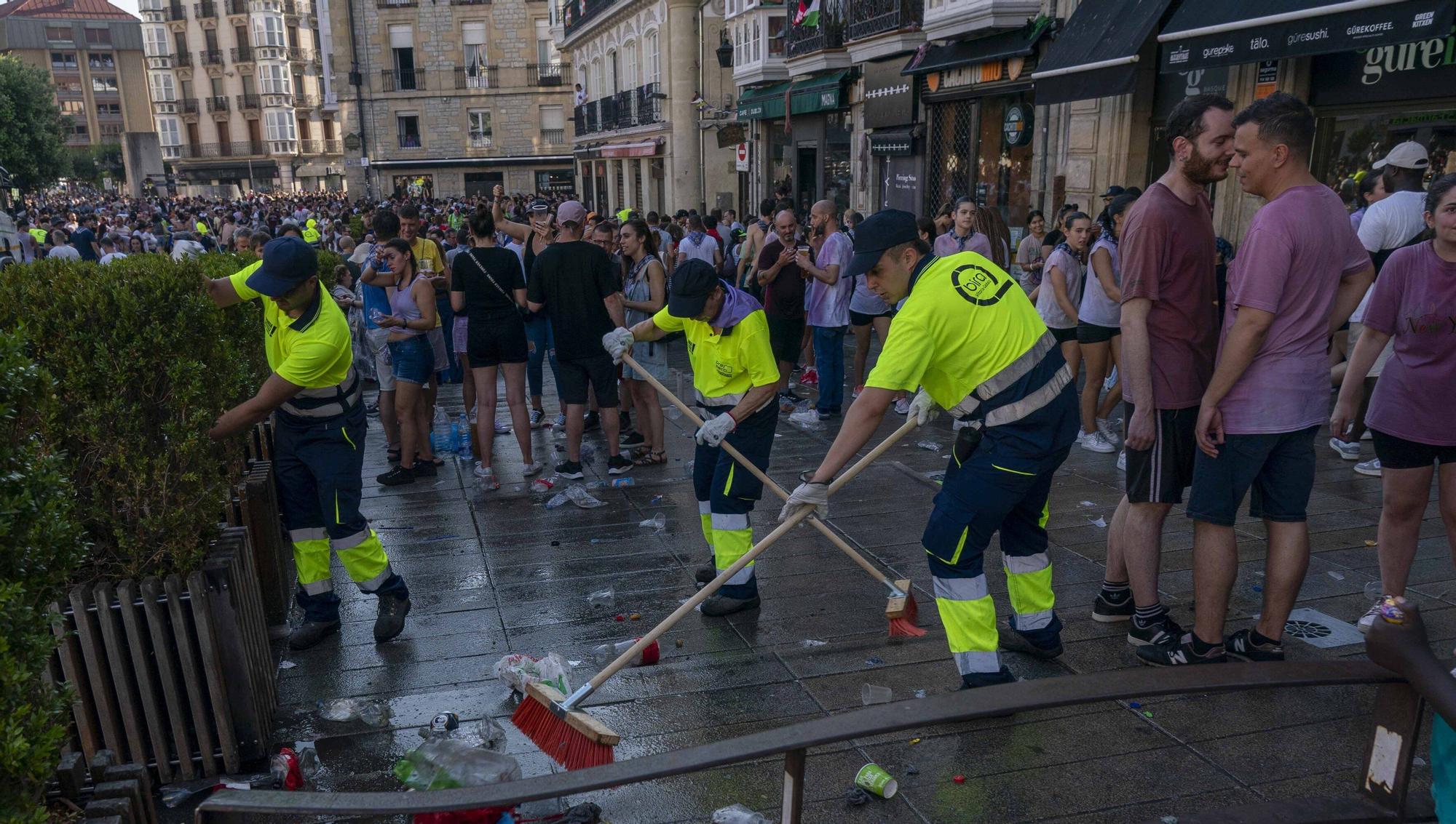 En imágenes: Los servicios de limpieza retiran la basura del txupinazo