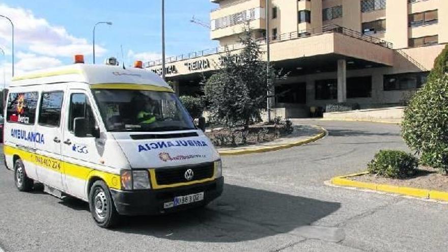 Una ambulancia pasa por delante de la entrada del Hospital Reina Sofía de Tudela.
