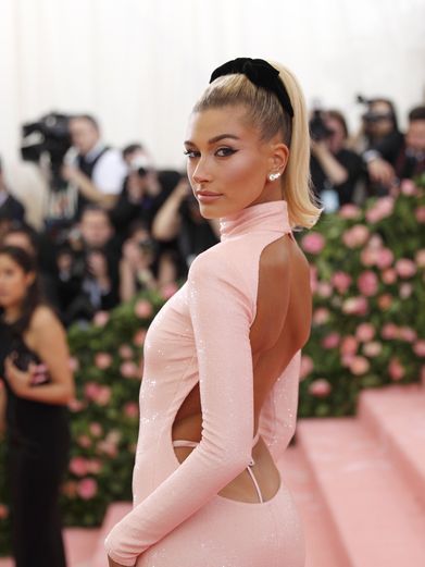 La modelo Hailey Bieber posa durante un evento.