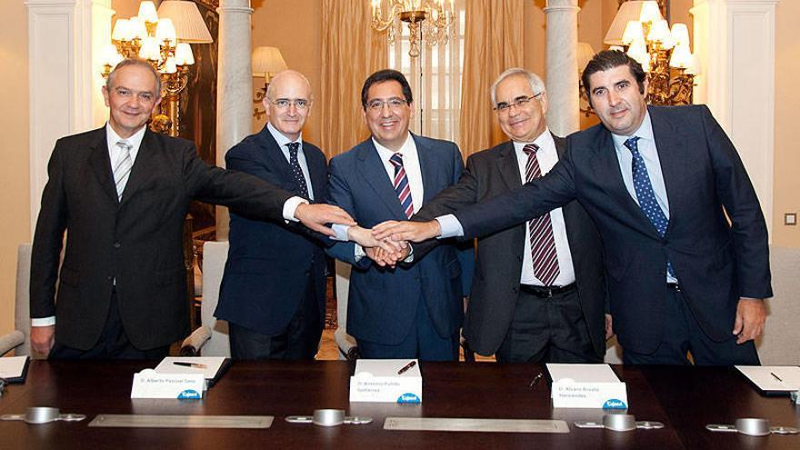 Firma de la escritura de segregación y elevación a público de los acuerdos sociales adoptados por el consejo general de CAN (Caja Navarra), las asambleas de Cajasol, Caja Canarias y Caja Burgos y por la junta general de accionista de Banca Cívica.