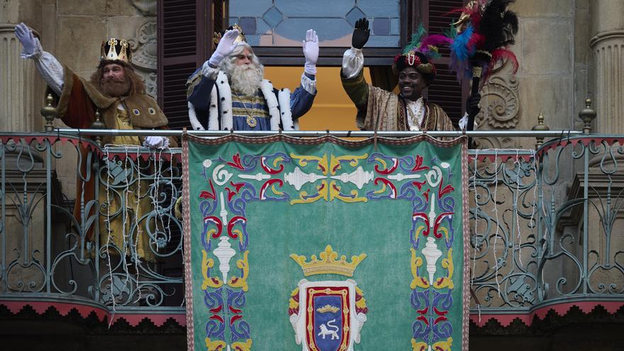 Los Reyes Magos no fallan y calientan a una Pamplona congelada