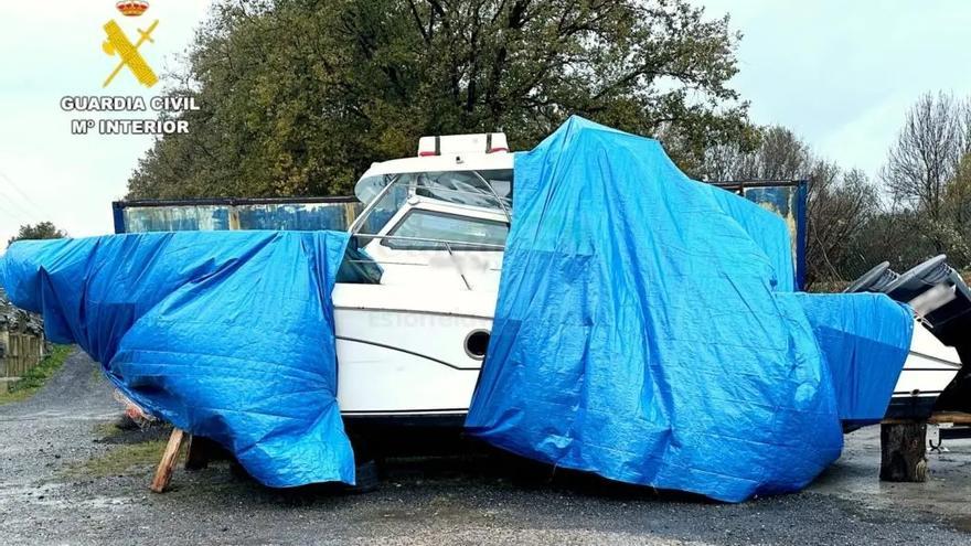 Roban un barco en Laredo y lo traen a Bizkaia en grúa
