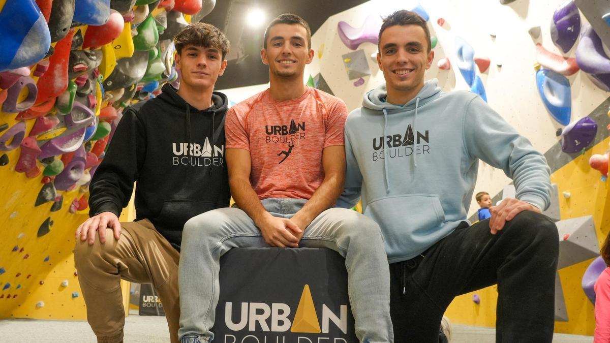 Unax, Ander y Mikel Cuerda posan para el DNA en el Urban Boulder.