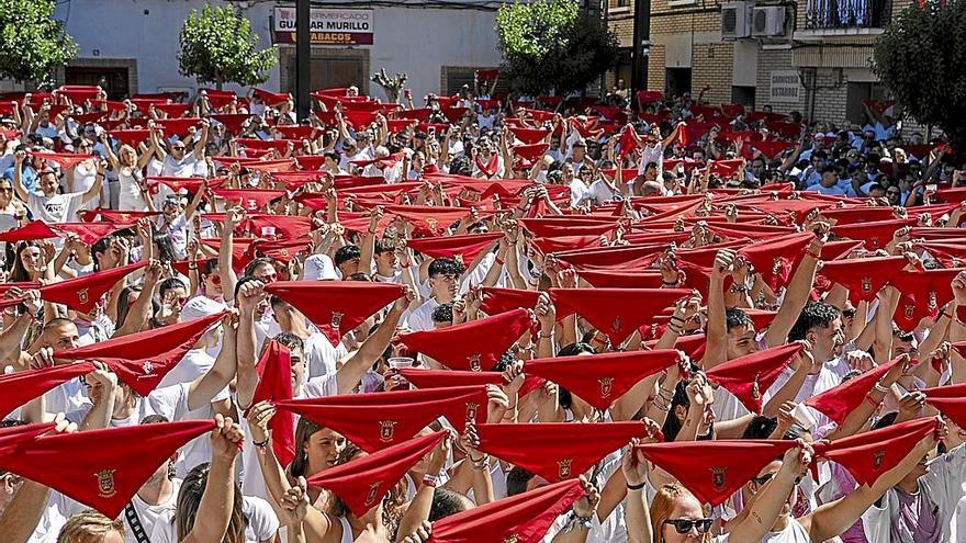 La plaza de Los Fueros de Arguedas se tiñó de blanco y rojo para dar comienzo a las fiestas de San Esteban.  | FOTO: PABLO FRÍAS