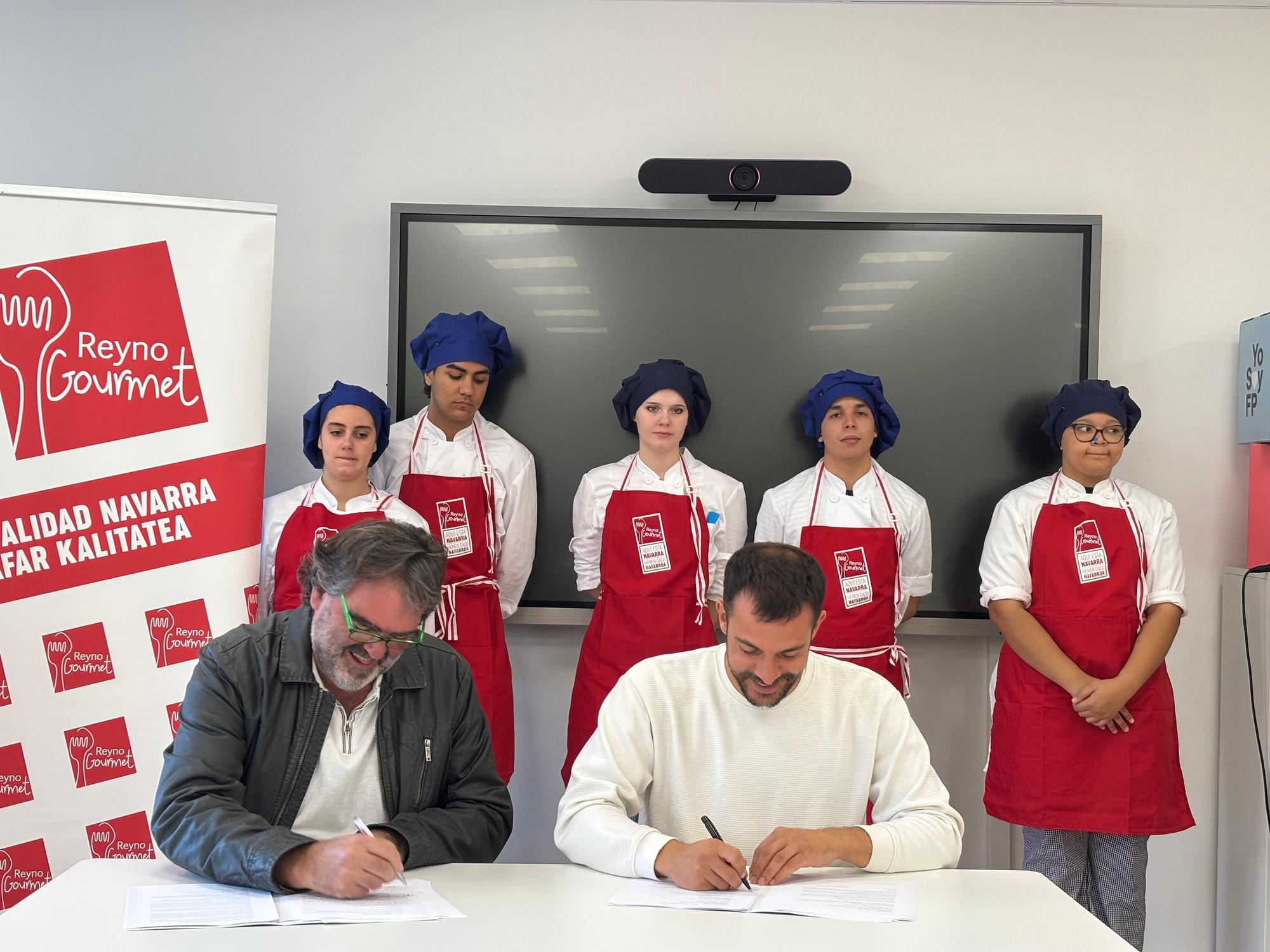 Momento de la firma del acuerdo.