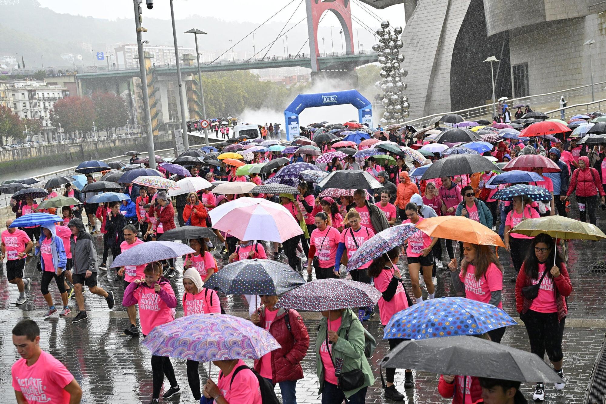 En imágenes: los paraguas tiñen la marea rosa de Bilbao