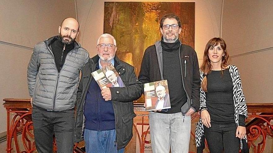 El alcalde, Jerardo Elortza, el autor del libro Iñigo Biain, y la edil Nerea Zubia en la presentación.