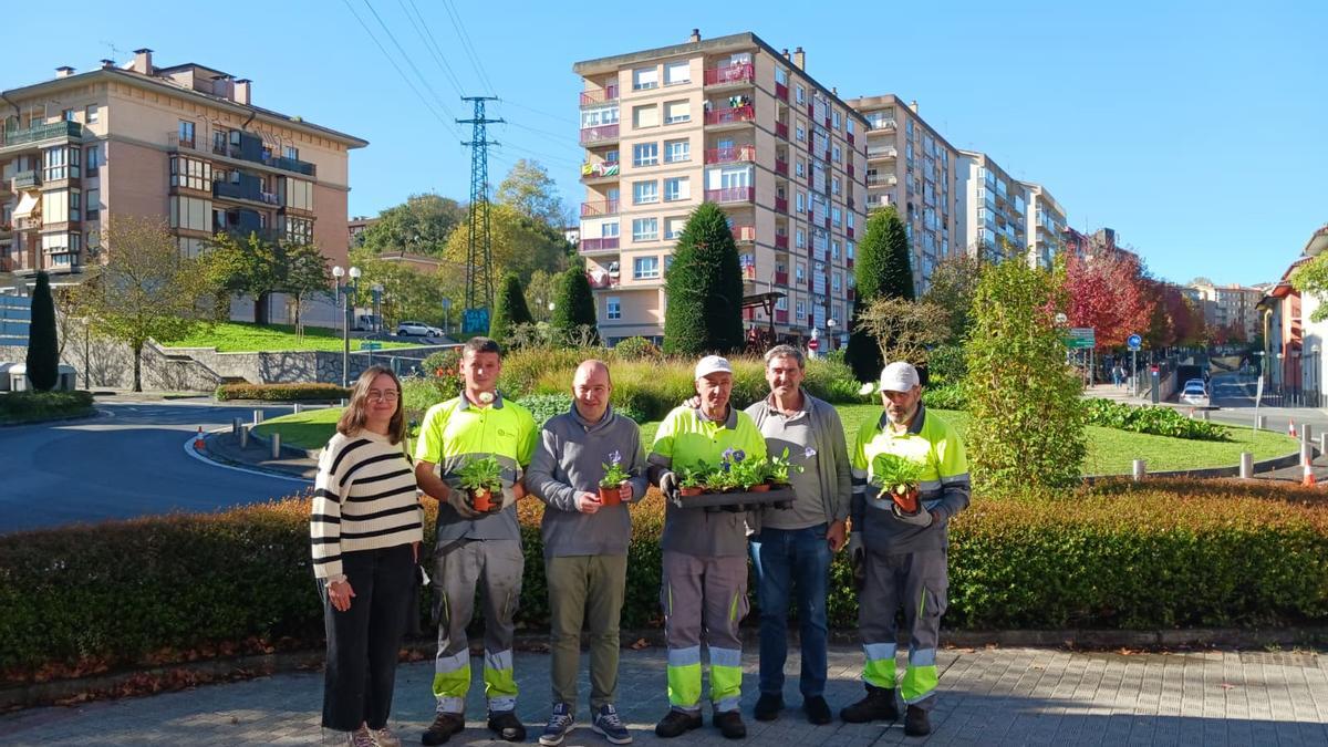 El delegado Gorka Álvarez junto a trabajadores de Gureak Berdea, así como el responsable de dicha empresa, Jaime Aperribay, y la del vivero municipal, Idoia Martín. El delegado Gorka Álvarez junto a trabajadores de Gureak Berdea, así como el responsable de dicha empresa, Jaime Aperribay, y la del vivero municipal, Idoia Martín.