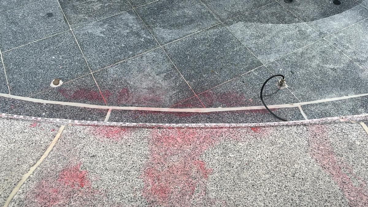 Marcas de pintura roja junto a la fuente de la Plaza Moyúa de Bilbao, que se ha teñido de rojo para denunciar en genocidio en Palestina