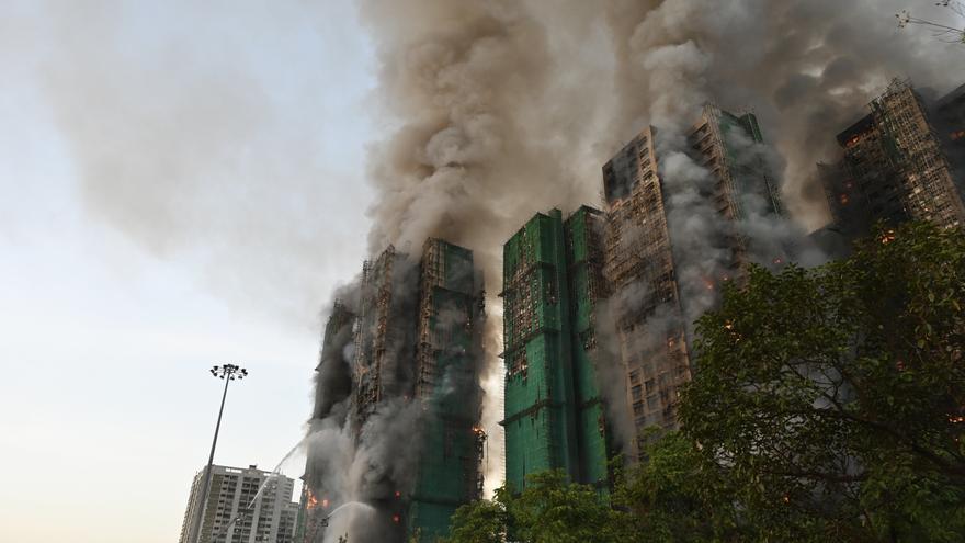 Un enorme incendio calcina varios rascacielos en Hong Kong y deja al menos cuatro muertos y varios atrapados