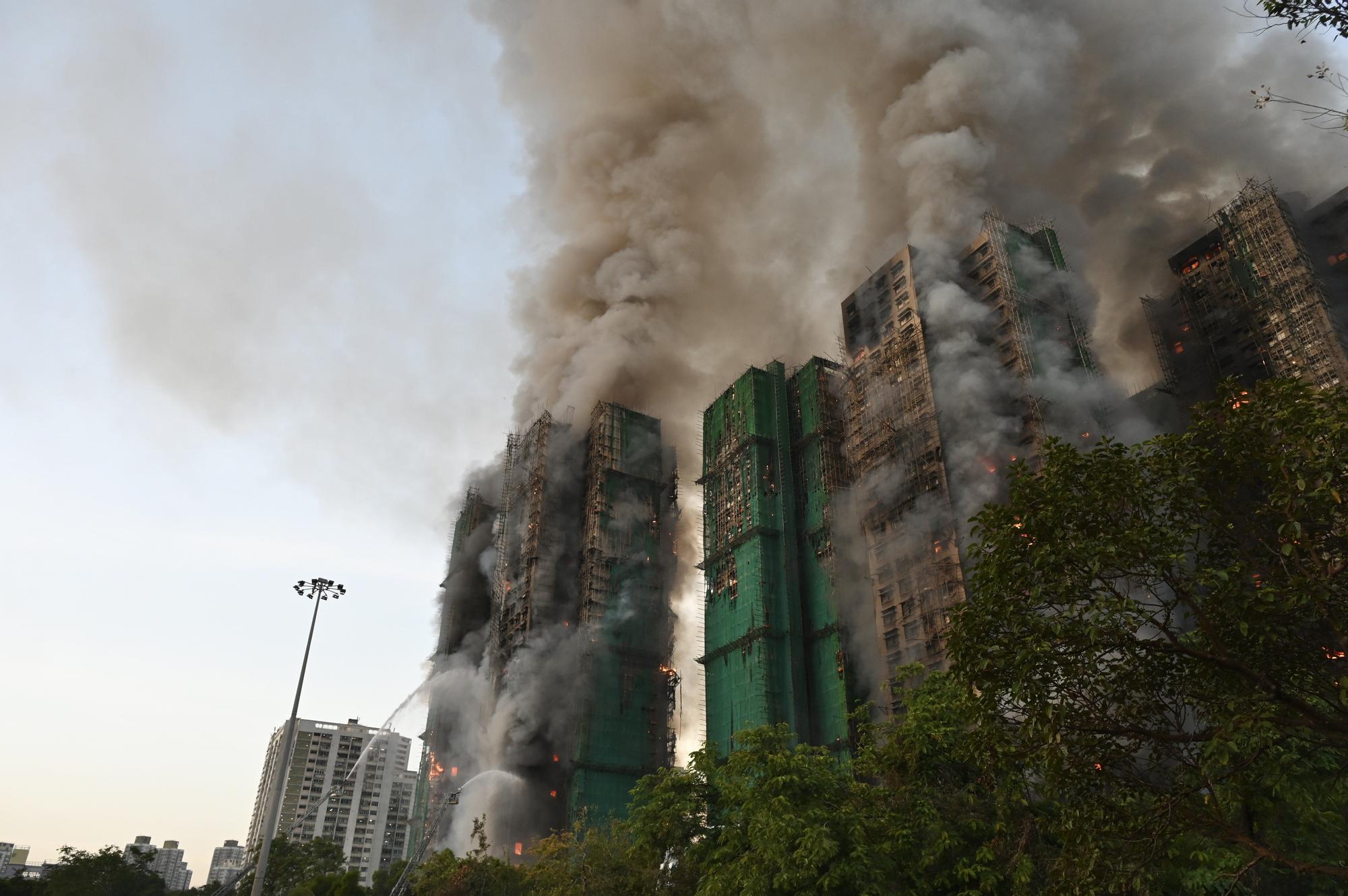 Un enorme incendio calcina un vecindario de Hong Kong