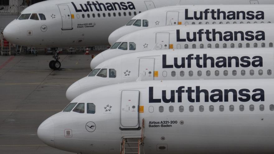 Un avión de Lufthansa estacionado cae sobre su morro en el aeropuerto de Fráncfort y hiere a varios trabajadores