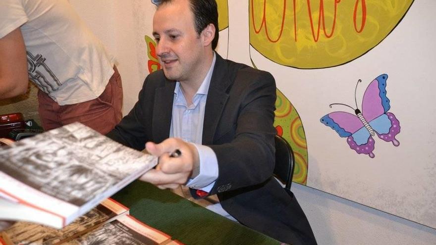 Iribas, firmando ejemplares de su novela.