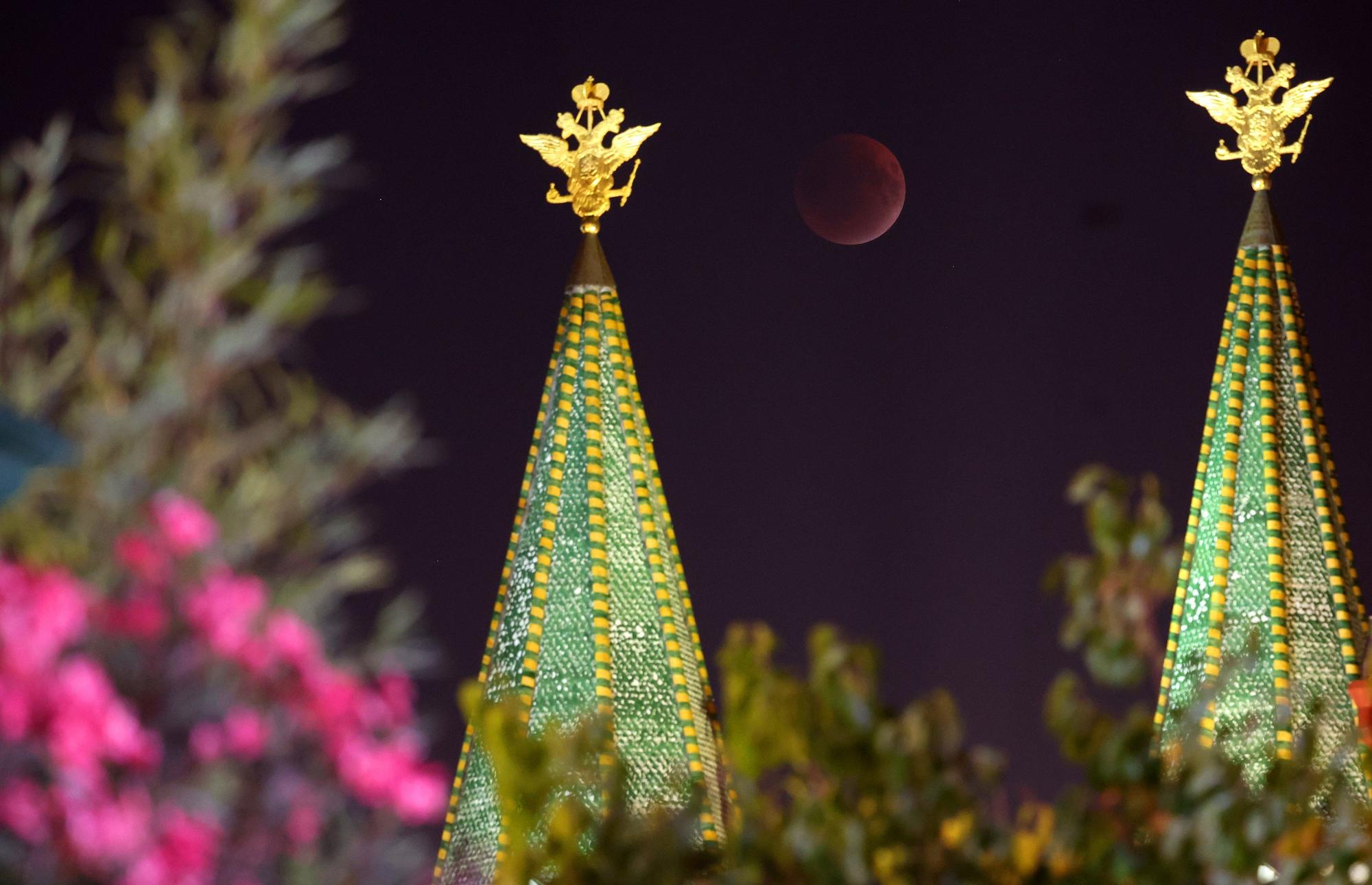 Eclipse lunar del 7 de septiembre: las mejores imágenes de la 'Luna de Sangre'