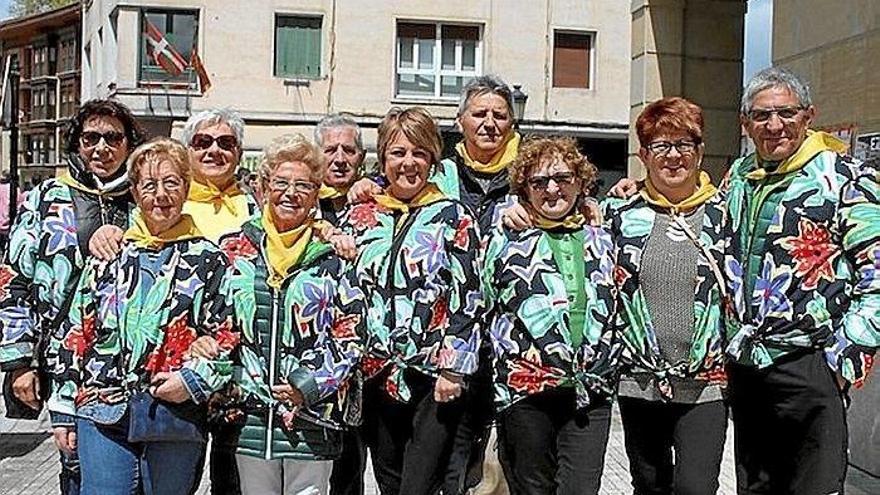 Lazkaoko kuadrilla egunean ohiko kamiseta koloretsu eta blusak jantzita aterako dira herritarrak. N.G.