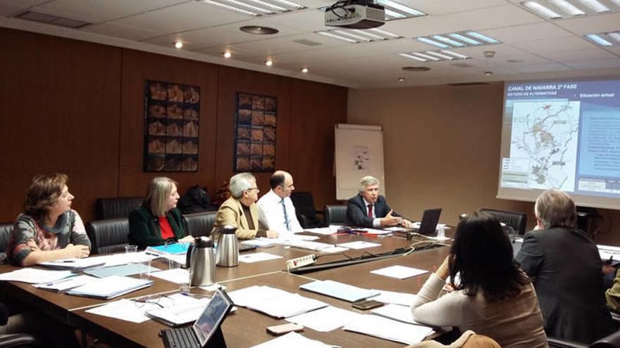 Isabel Elizalde, consejera de Desarrollo Rural; Rosa Cobo, directora general de Canasa; Juana María Lázaro, presidenta de Canasa, y Manu Ayerdi, vicepresidente de Desarrollo Económico, escuchan las explicaciones de uno de los representantes de la UTE, Ing
