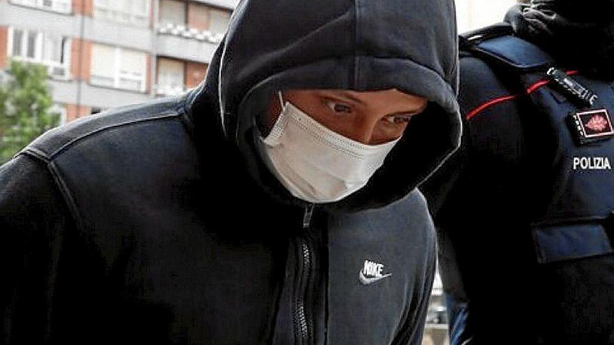 Registran el piso de una víctima del presunto asesino de gais en busca de pruebas