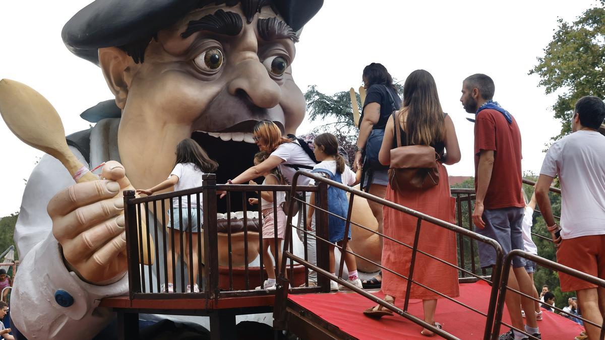 Varias personas hacen cola para entrar en la boca de Gargantúa en el Txikigune de Aste Nagusia 2025