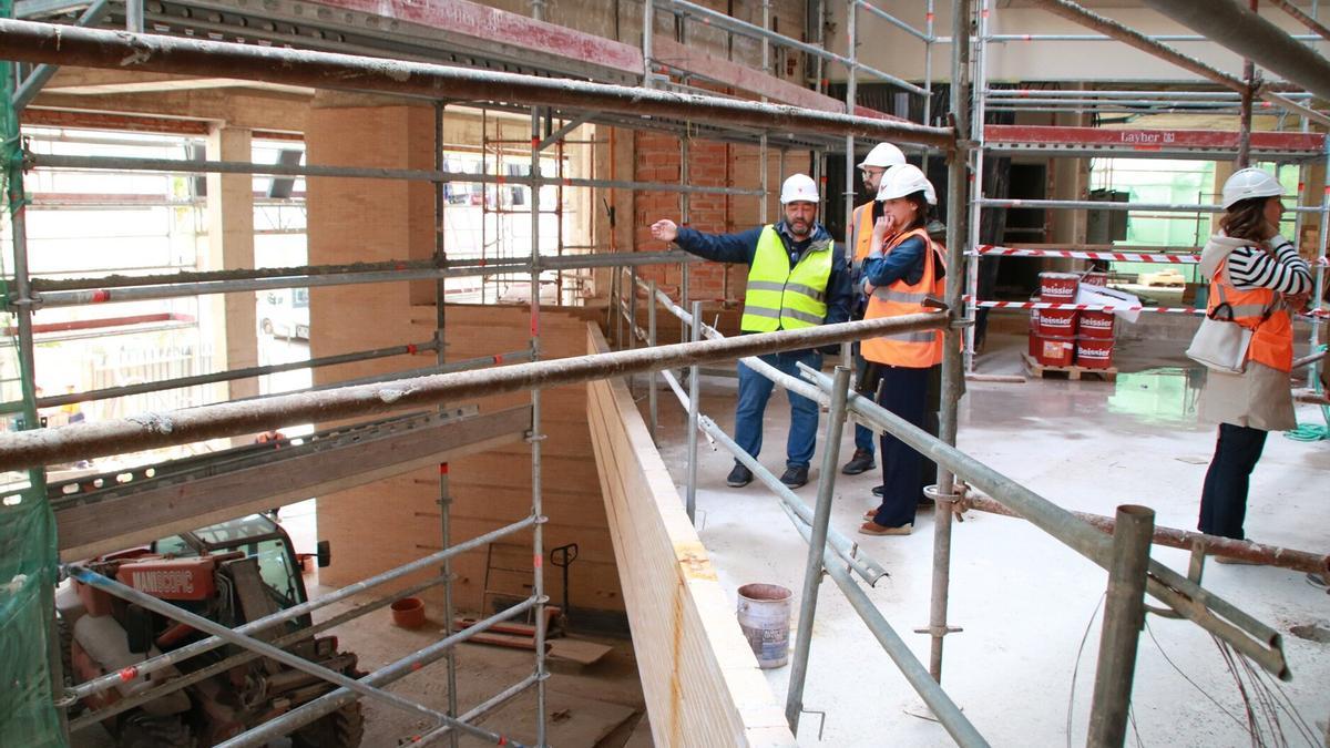 La consejera de Vivienda, Begoña Alfaro, visita las obras de las VPO de Coscolín (Tudela) junto con varios técnicos de Nasuvinsa.