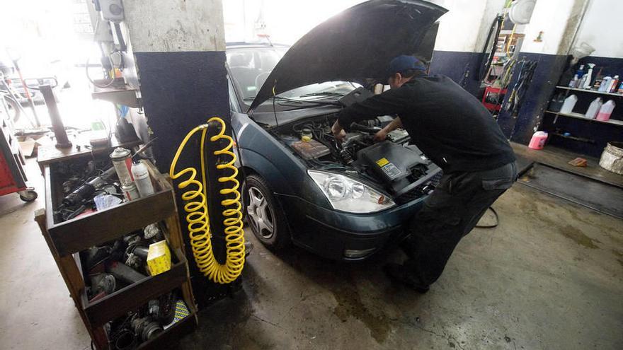 Un mecánico en un taller guipuzcoano realiza la revisión de un mecánico