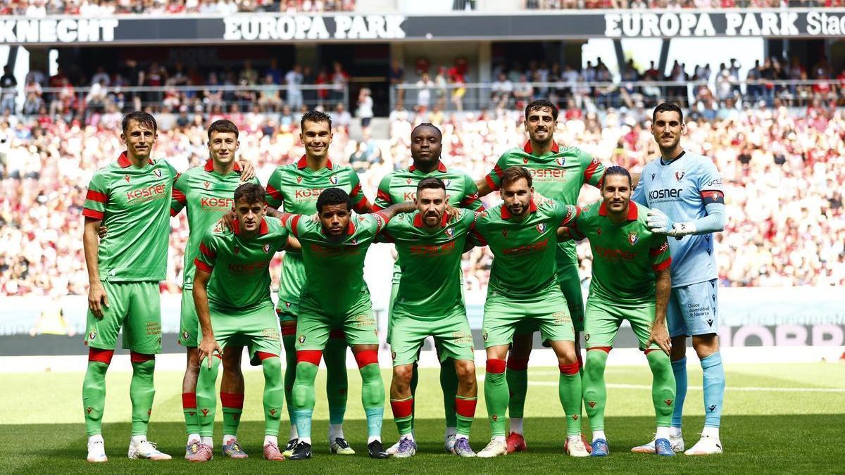 Once inicial de Osasuna en Friburgo en su último amistoso de pretemporada. Agachados, de izquierda a derecha, Aimar Oroz, Valentin Rosier, Moi Gomez, Jon Moncayola y Juan Cruz. En la fila de atrás, erguidos y de izquierda a derecha, Ante Budimir, Abel Bretones, Lucas Torró, Enzo Boyomo, Alejandro Catena y el portero Sergio Herrera.